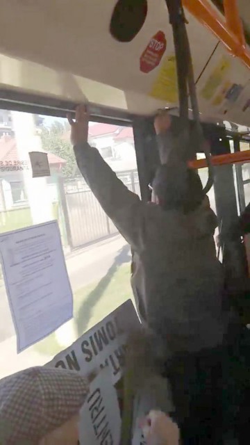 Un angajat SPIT, SHOW cu polițiștii locali din Constanța: a fost PRINS fără bilet în autobuz!