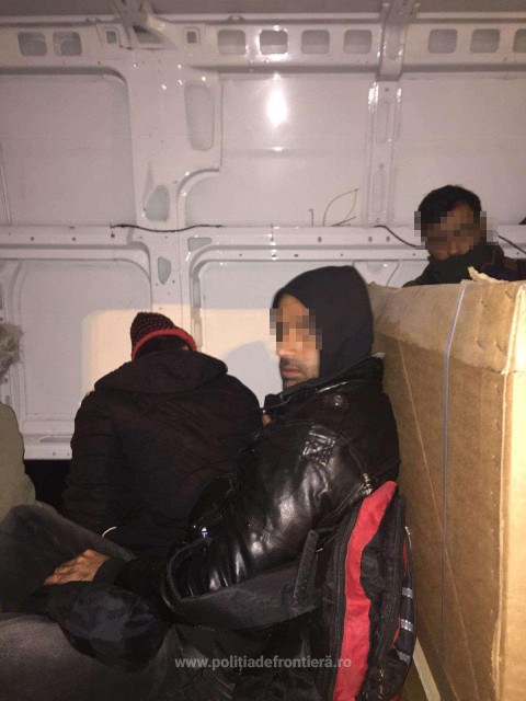 15 cetățeni irakieni intenţionau să iasă ilegal din România, ascunși în interiorul unei autoutilitare