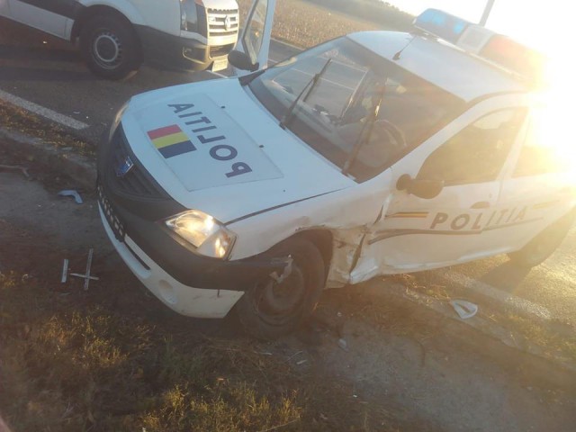 Maşină a Poliţiei, implicată într-un accident rutier!