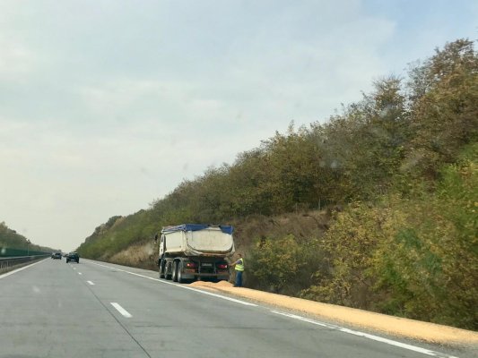 INCIDENT pe AUTOSTRADA SOARELUI: marfă împrăștiată pe șosea, pe câțiva kilometri!