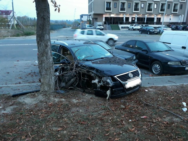 Un șofer băut a intrat cu mașina în copac, pe Aurel Vlaicu: a 'șifonat' și două vehicule