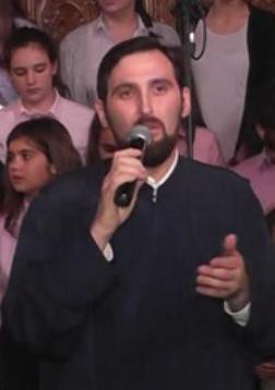 Un călugăr, profesor de muzică de la Şcoala Nicolae Tonitza, a postat pe Facebook imagini cu elevi care se schimbau pentru ora de sport!