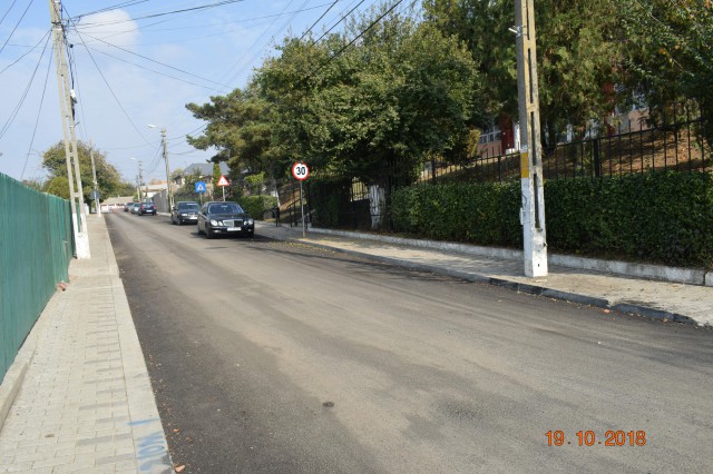 Continuă asfaltările pe străzile din oraşul Cernavodă