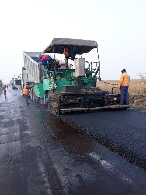Au început lucrările de asfaltare pe un drum județean