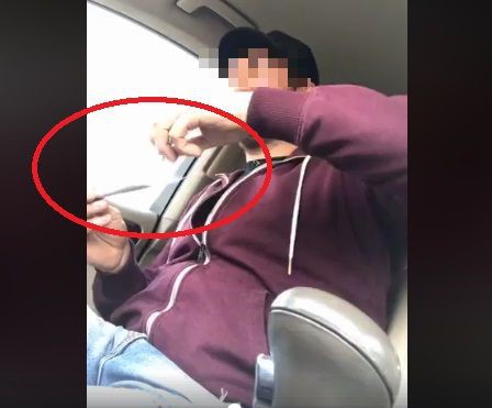 ȘMECHER DE HÂRȘOVA, PERICOL pe STRADĂ: Live la volan în timp ce-și face jointuri! VIDEO!