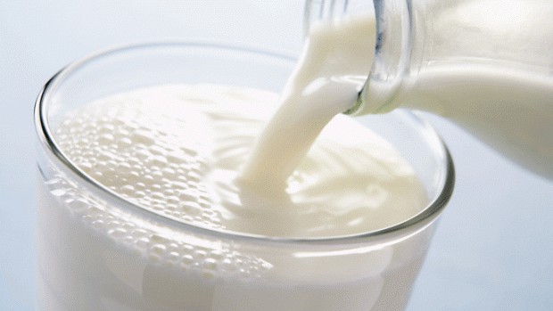 INS: Cantitatea de lapte de vacă colectată de unităţile de procesare a crescut cu 5,8% în ianuarie; importurile au scăzut cu 40%
