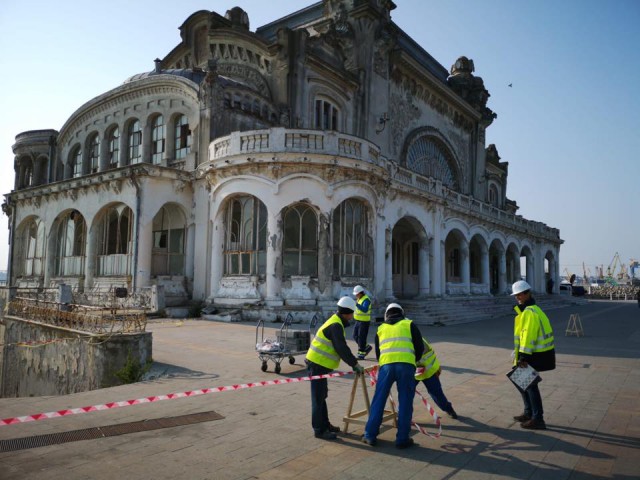 Au început lucrările de punere în siguranţă a Cazinoului din Constanţa!