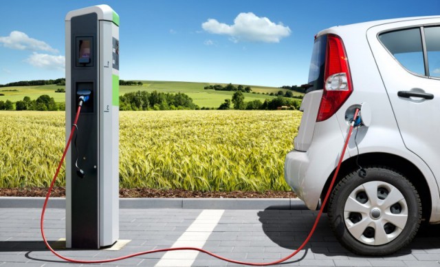 AFM: 20 de milioane de euro pentru municipiile reşedinţă de judeţ pentru instalarea de prize dedicate maşinilor electrice