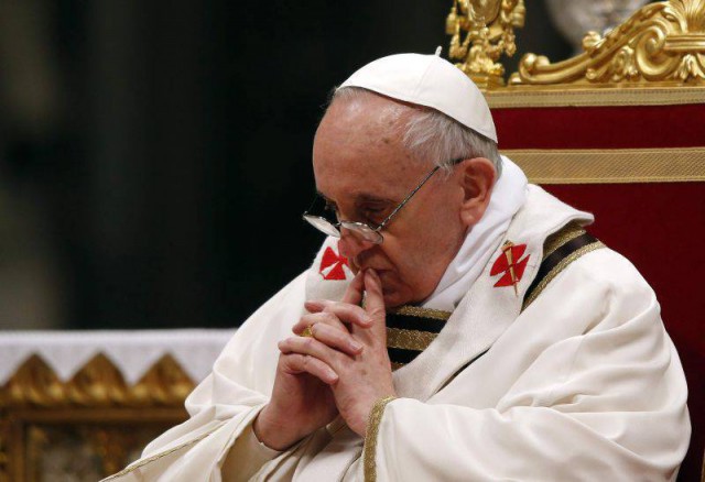 Coronavirus: Papa s-a rugat pentru familiile afectate de pandemie şi i-a criticat pe cei care fac speculă