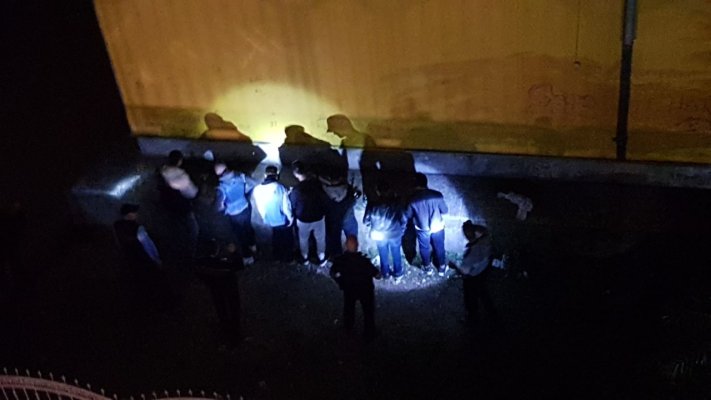MAHALAUA de la colţul străzii, desfiinţată de poliţiştii locali: zeci de tineri consumau alcool şi aduceau injurii! VIDEO