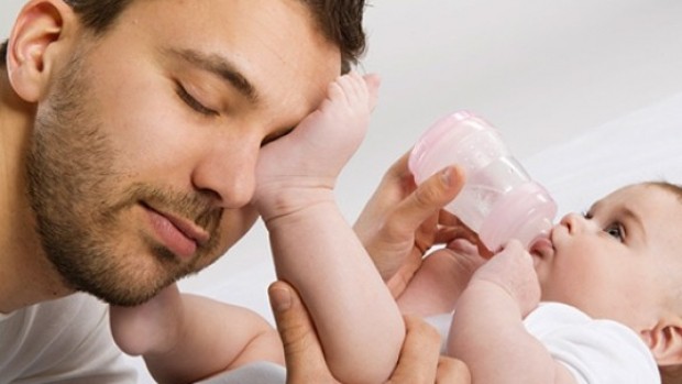 Propunere legislativă. Concediul paternal ar putea creşte de la 5 la 7 zile. De când se fac alocaţiile copiilor 150 de lei