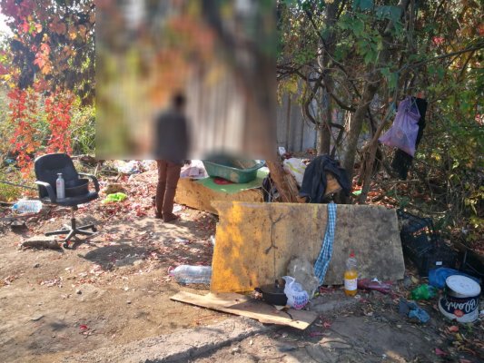 FOTO. Adăpost improvizat, DĂRÂMAT de oamenii legii: 'oaspeţii', trimişi în satul lor!