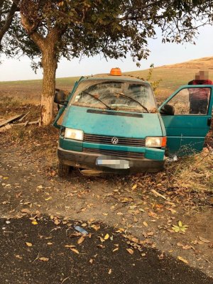 ACCIDENT MORTAL. Un mort și trei răniți, după ce dubița s-a izbit de un copac!