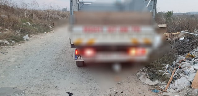 NESIMŢIRE! Şofer prins în timp ce descărca deşeuri pe o stradă din cartierul Boreal