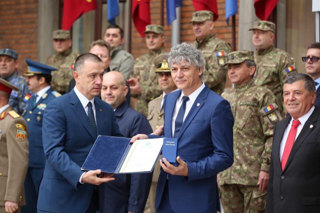 Senatorul Liviu-Tit Brăiloiu, distins cu Emblema de Onoare a Armatei Române