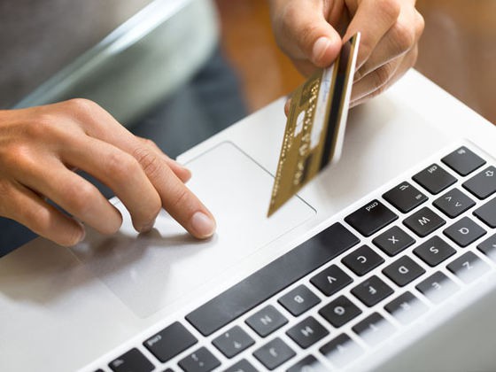 Sute de site-uri de cumpărături online din Europa, verificate: Informaţii neclare la preţuri şi reduceri