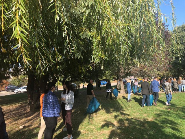 Studenții de la Universitatea „Andrei Șaguna” și liceeni de la Colegiul de Arte „Regina Maria” au făcut curat în parcul de la Casa de Cultură