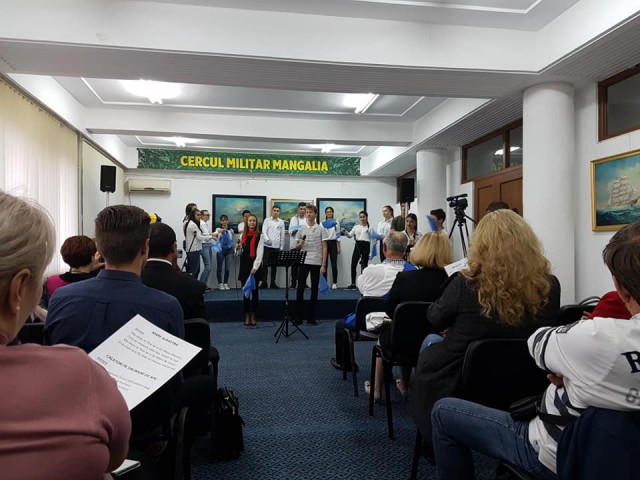 Vernisaj de pictură la Cercul Militar, organizat de elevii Colegiului Economic Mangalia