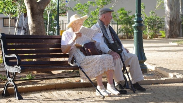 Peste 38.000 de români şi-au cumpărat retroactiv vechime la pensie în aproape doi ani. În medie, au plătit circa 6.000 de lei şi au 55 de ani