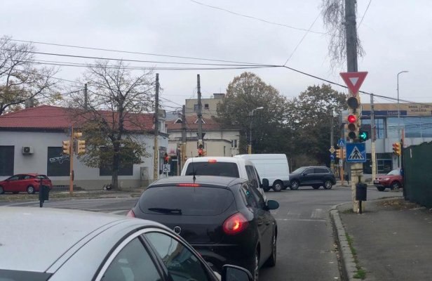 Atenție, șoferi! Se anulează semaforul verde intermitent la dreapta într-o intersecție!