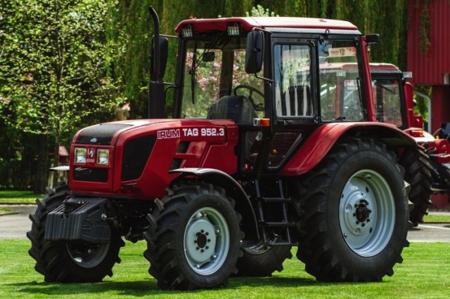 Primul tractor agricol fabricat în România, după o pauză de 10 ani, prezentat la Bucureşti