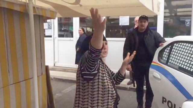 Bişniţarii de ţigări din zona Gării Constanţa, amendaţi de poliţiştii locali. VIDEO!