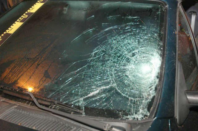 Un şofer BEAT şi FĂRĂ permis a intrat cu maşina în stâlp!