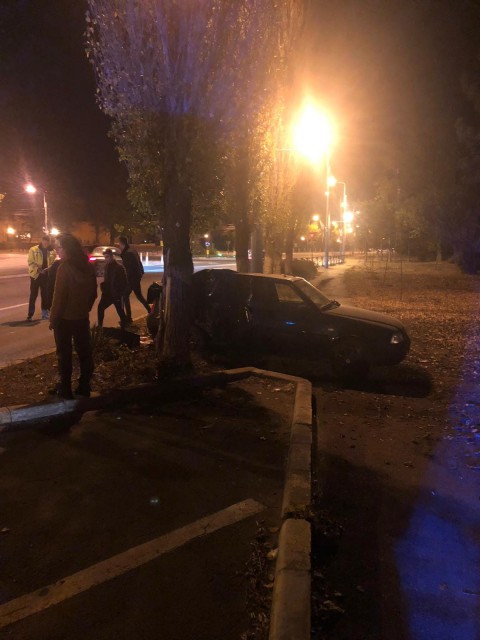 Accident rutier în Mamaia: a intrat cu mașina în copac