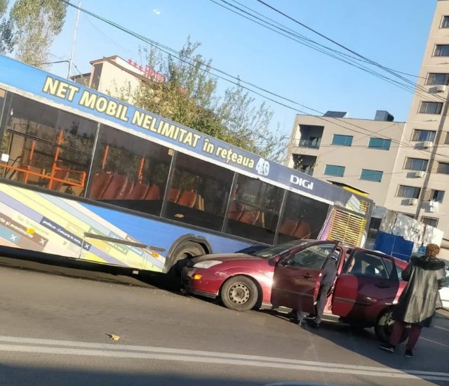 I s-a făcut rău la volan și a provocat HAOS: a avariat și un autobuz!