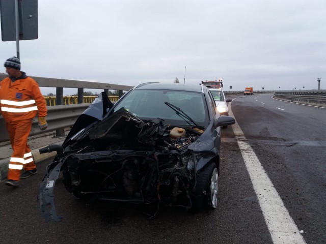 Accident pe A2 din cauza vitezei: s-a lovit cu mașina de parapet! VIDEO