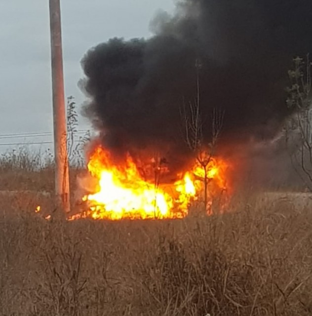 ALERTĂ! O mașină a luat FOC la Agigea, după ce s-a înfipt în stâlp: șoferul abia a reușit să iasă! VIDEO
