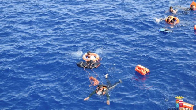 Marea Britanie: 20 de migranţi interceptaţi la traversarea Canalului Mânecii către Anglia