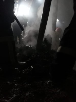 FOTO. Casă DISTRUSĂ în incendiu