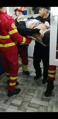 FOTO. Copil căzut de la etajul trei al unui bloc. A intervenit SMURD!