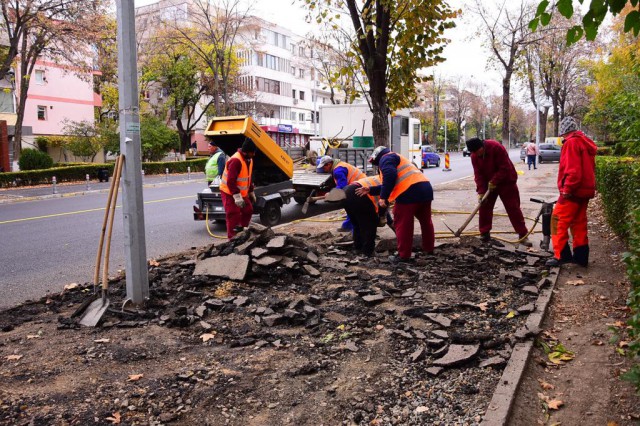 Atenție, șoferi! Nu parcați mașinile pe Tomis, între Victoria și Dacia