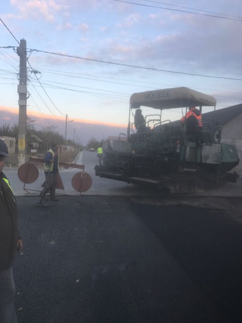 Cogealac. Continuă acțiunea de asfaltare a străzilor din localitate!