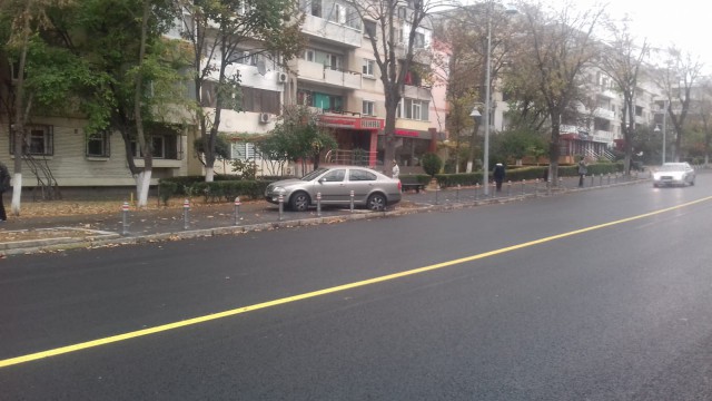 Parcare 'trasă prin inel' pe bulevardul Tomis