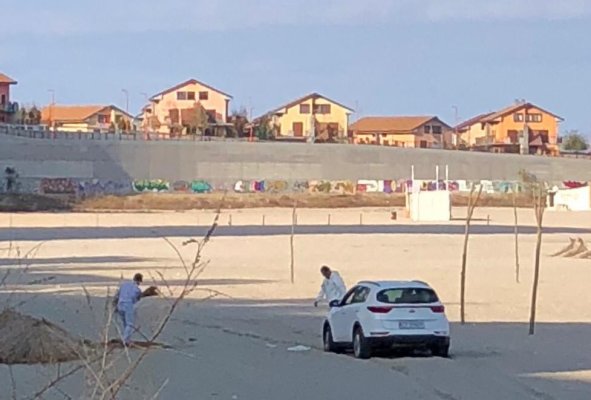 FOTO. TUPEU DE ȘMECHER! Cu bolidul împotmolit pe plaja Reyna!