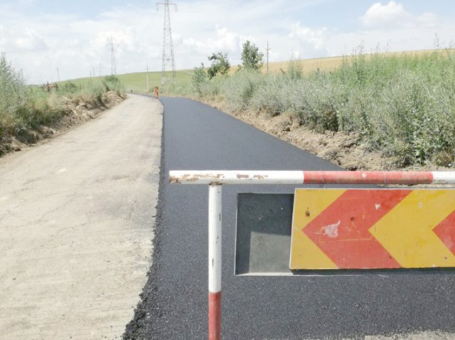 O primărie din judeţ asfaltează străzi în regim de extremă urgenţă