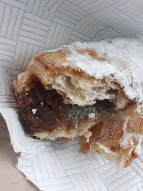 Delicii CU MUCEGAI, la o plăcintărie din Mangalia!