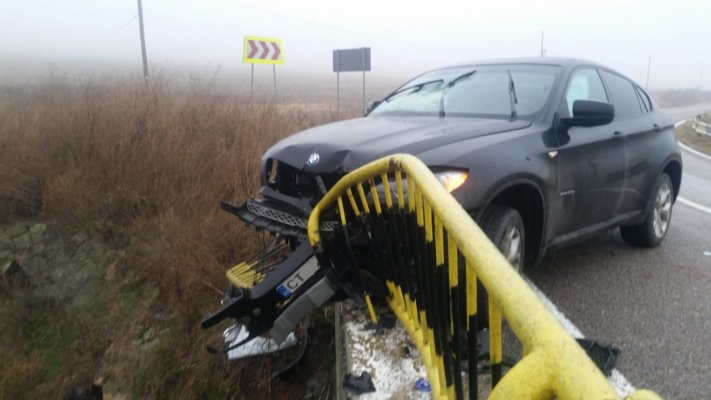 ACCIDENTE GRAVE! Un constănțean a intrat cu mașina în balustrada podului, altul s-a RĂSTURNAT!