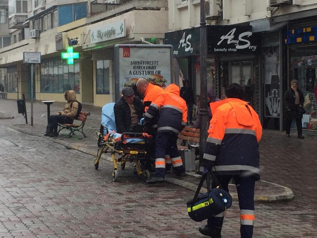 Intervenţie în zona Tomis Mall! Un vârstnic a fost transportat la spital!