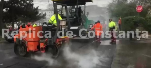 La Constanţa, Doreii toarnă asfalt când plouă! VIDEO