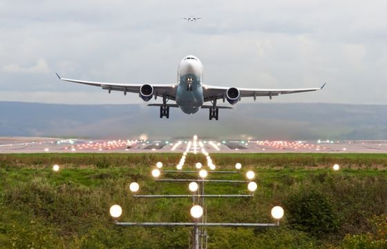 Transportul aerian, cartofii, legumele şi conservele de legume, în topul scumpirilor în luna decembrie