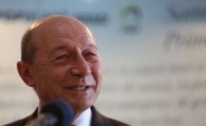 Băsescu râde de războaiele din PSD: 'Menajerie de animăluţe ale unui circ, populată numai cu porci şi hipopotami, care are un singur dresor, pe Dragnea'