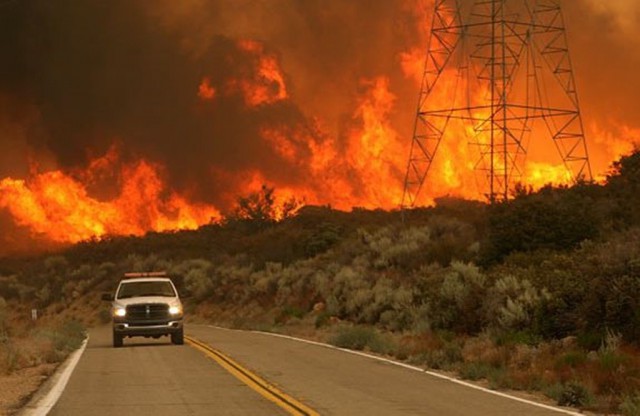 Un bărbat şi fiul său, arestaţi pentru incendiul de pădure devastator din această vară din California