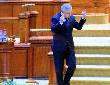 Florin Iordache 'a explodat' după ce vila acestuia a fost vandalizată de protestatari