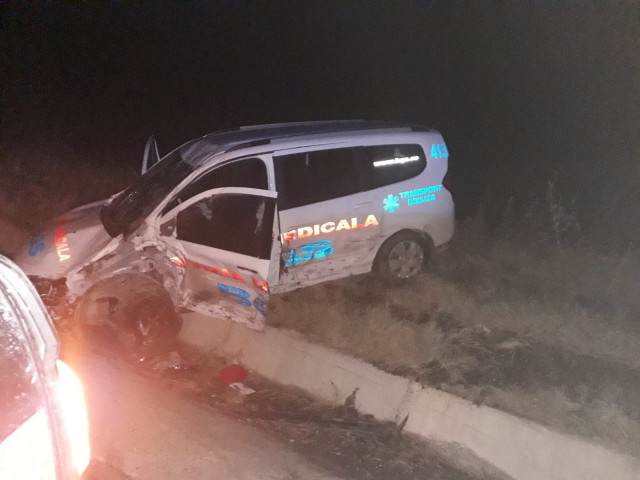 Ambulanță pentru transportul dializaților, FĂCUTĂ PRAF pe un drum din județ