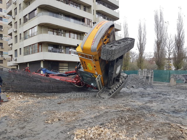 A căzut o macara de forat, în Mamaia!
