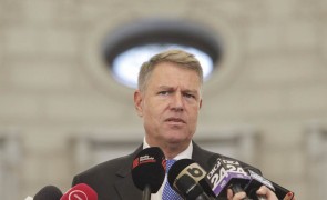 GAFĂ a lui Klaus Iohannis: a folosit, la fel ca Viorica Dăncilă, cuvântul pentru care premierul a fost AMENDAT